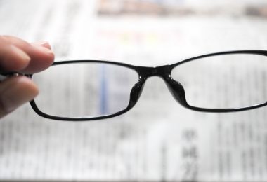 ルーペと老眼鏡の違い